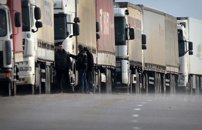 Третья колона грузовиков выдвинулась по сухопутному коридору из Крыма