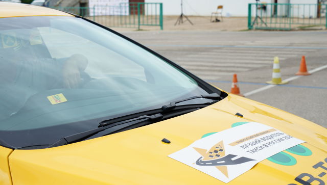 Лучшим водителем такси в Севастополе снова стала женщина
