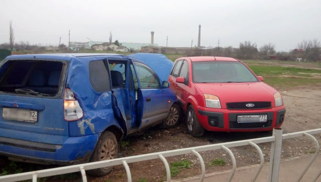 В Крыму юный «водитель» сбил велосипедиста и разбил две машины