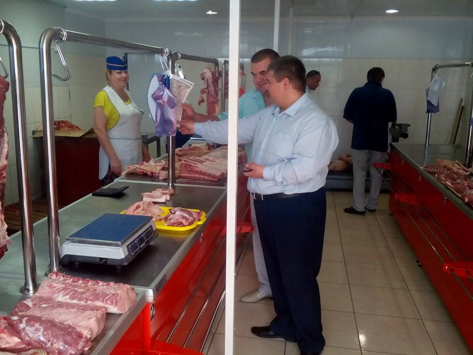 Николай Волков посетил новый мясной павильон Крымского рынка