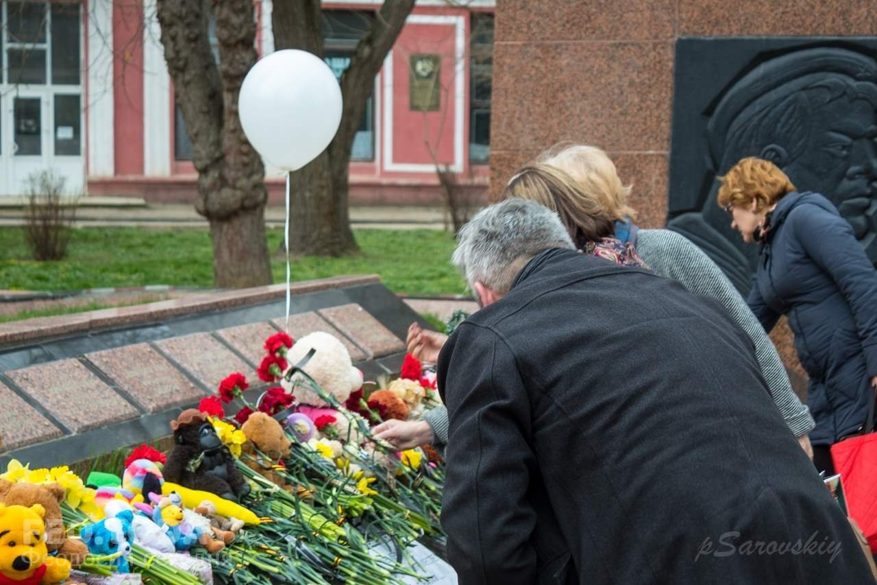 В Феодосии почтили память жертв трагедии в Кемерове #7585
