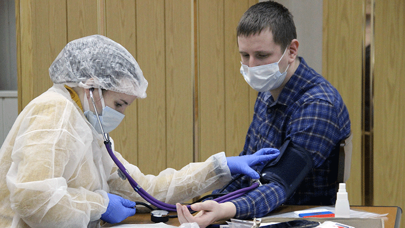 Минздрав РК: В Симферопольской поликлинике №3 активно работают выездные прививочные бригады