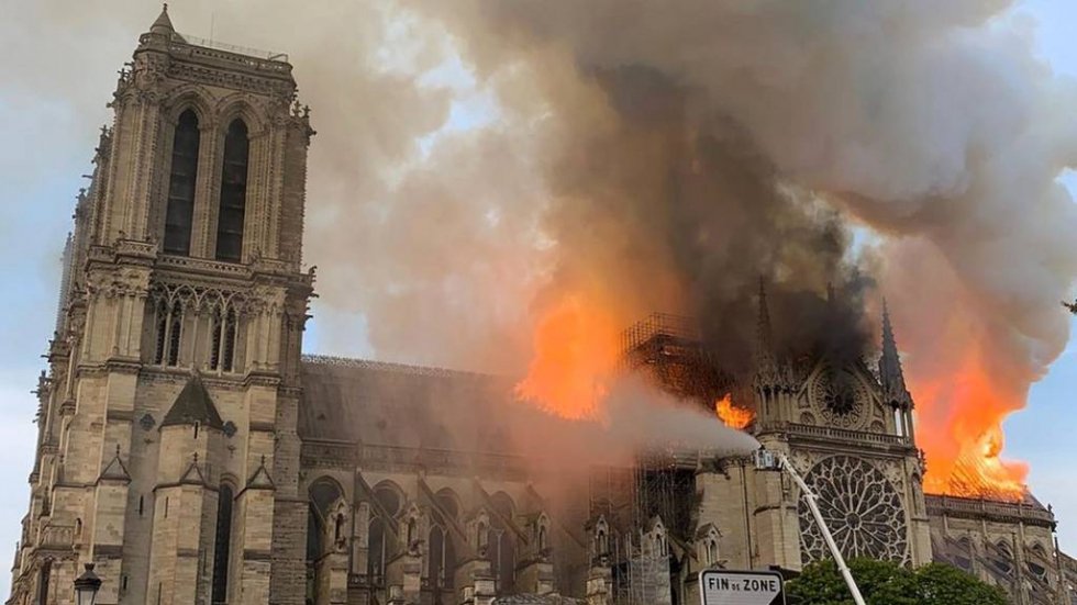 В соборе Парижской Богоматери потушили пожар