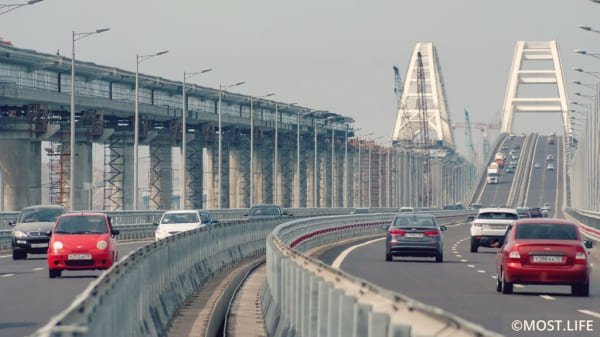 Власти Крыма разрешили грузовикам ехать через Крымский мост с 1 октября