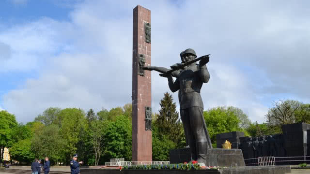Во Львове начали демонтаж стелы Монумента Славы