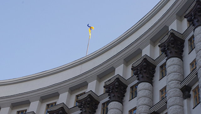 Угрожает взорвать: неизвестный с гранатой ворвался в кабмин Украины