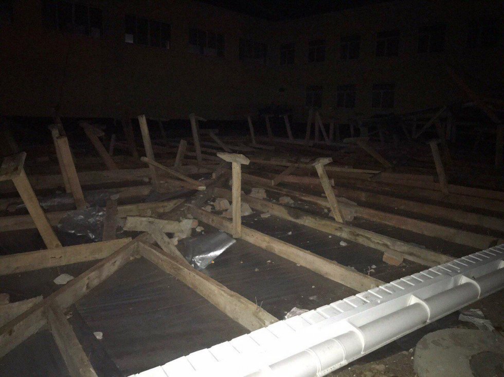 В Джанкое ураганным ветром сорвало крышу со школы