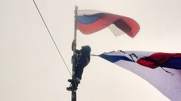 Крымские спасатели водрузили на вершину Ай-Петри флаг Республики Крым