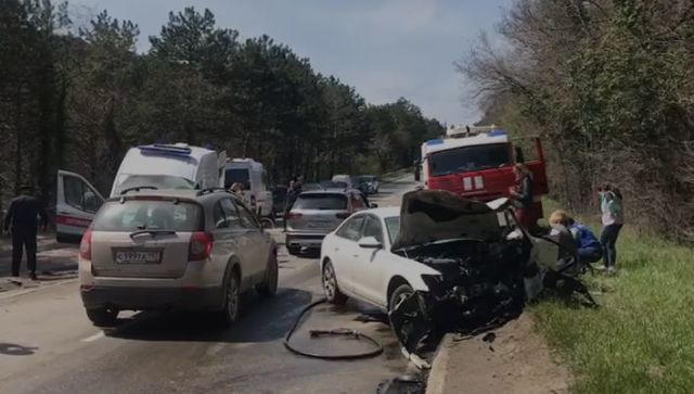 В лобовом ДТП со «скорой» в Крыму погиб водитель, еще трое пострадали