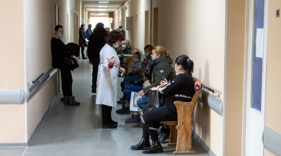 Коронавирусные ограничения вернули в больницы Крыма