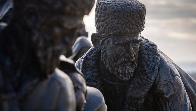 Бронзовую скульптуру памяти депортированных привезли в Крым - видео