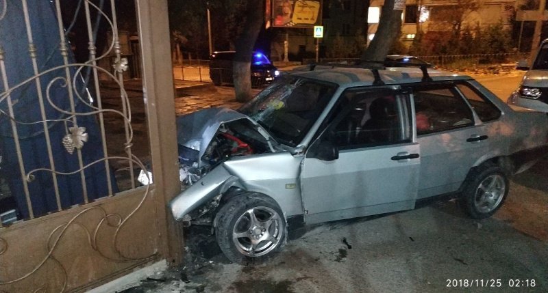 ДТП в Севастополе: авто врезалось в ворота рынка