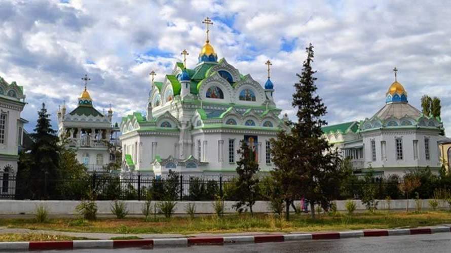 Православных христиан призывают отметить Троицу дома