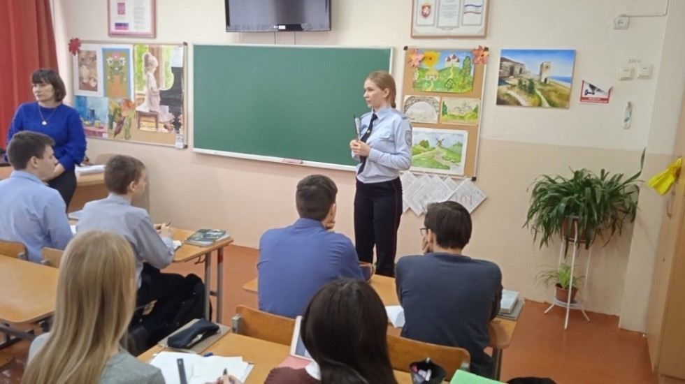 Сотрудники полиции провели профилактическую беседу со студентами феодосийского техникума и школьниками