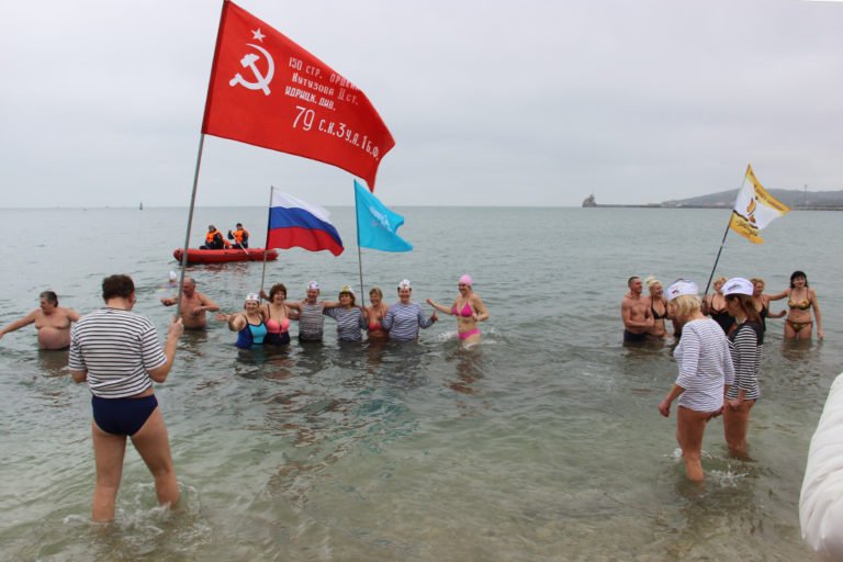 При поддержке «Единой России» в Феодосии состоялся слет любителей зимнего плавания
