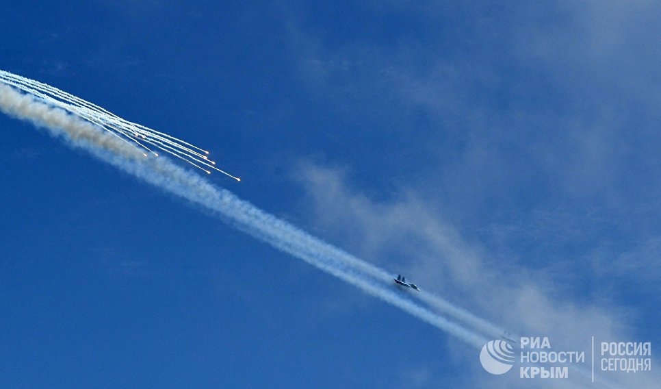 «Авиадартс» в небе и на земле: яркие фото воздушного «боя» в Крыму