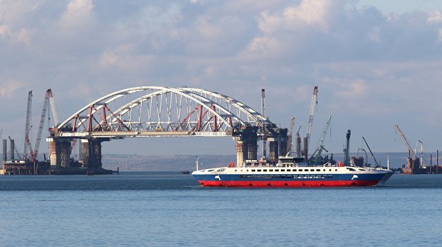 С видом на Крымский мост: по Керчь-Еникальскому каналу прошли более 16 тыс судов