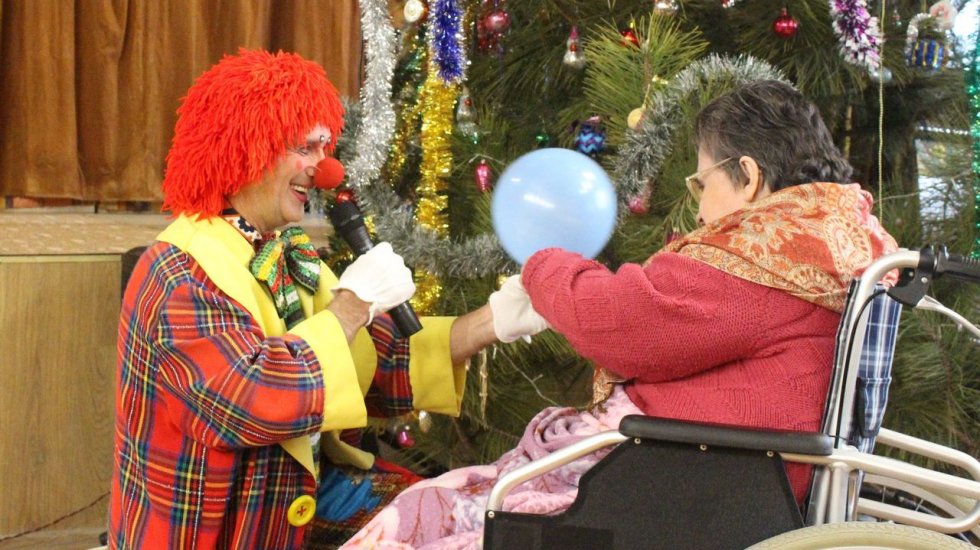 Исполнилась новогодняя мечта подопечной Симферопольского пансионата для престарелых и инвалидов: к ней в гости приехал цирк