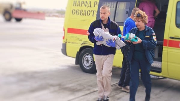 МЧС России доставляет двух тяжелобольных детей из Симферополя в Санкт-Петербург и Москву