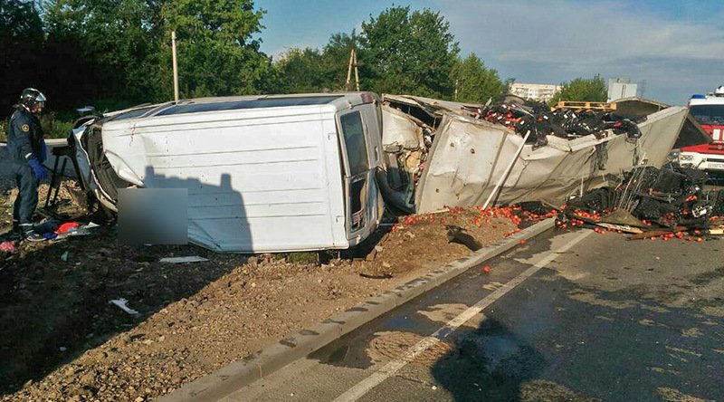 Один человек погиб и трое пострадали при столкновении фуры с микроавтобусом в Белогорском районе