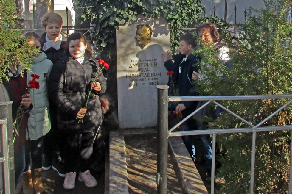 Юные феодосийцы убрались на могилах участников Великой Отечественной войны