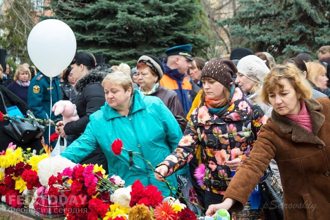 В Феодосии почтили память жертв трагедии в Кемерове #7627