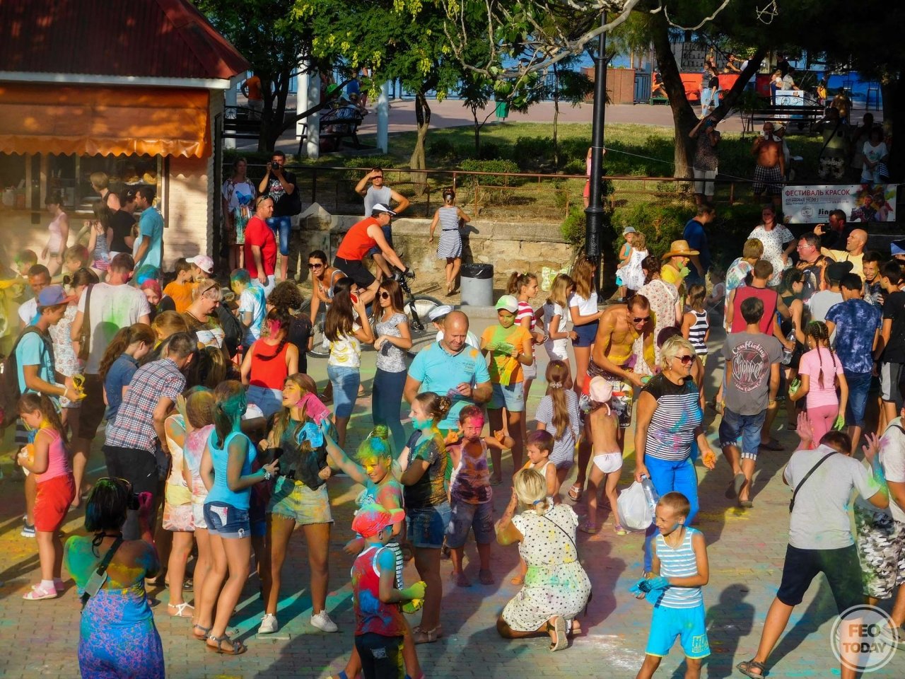 Фото фестиваля красок Холи на 200-летие Айвазовского #1651