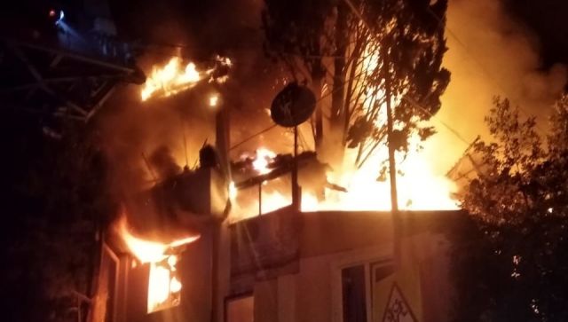 В Ялте всю ночь тушили пожар в жилом доме - фото