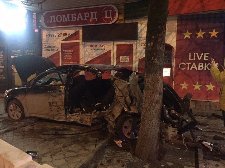 ДТП в Симферополе: иномарка «вылетела» на тротуар