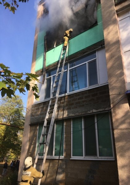 Два десятка человек эвакуированы в Красногвардейском районе из четырехэтажки из-за пожара