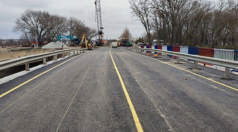 Дорожники организовали объезд проблемного моста через Северо-Крымский канал под Джанкоем