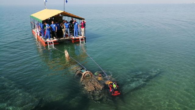 В Крыму со дна моря подняли американский истребитель - фото