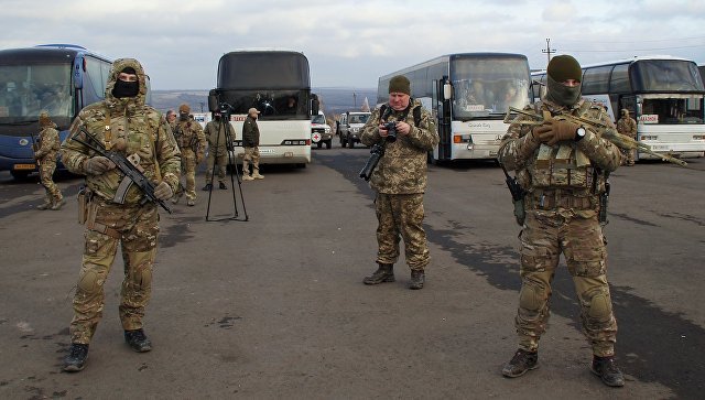Представители ЛНР с группой пленных выехали на место обмена с Киевом