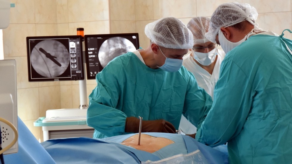 Минздрав РК: Крымские нейрохирурги впервые провели эндоскопическую операцию при спинальной патологии