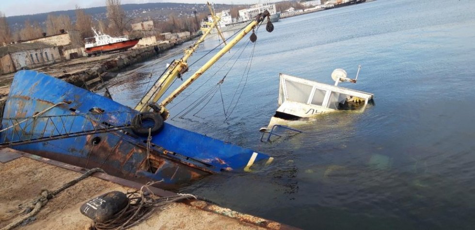 В Феодосийском порту затонуло рыболовецкое судно «Луч»