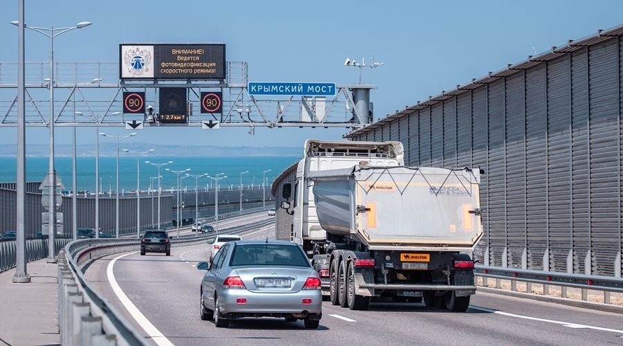 Более 1,5 миллиона грузовиков проехало по Крымскому мосту