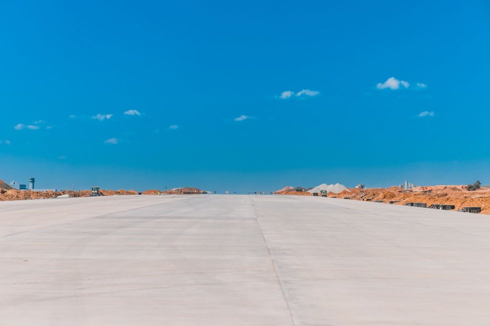 Строители забетонировали 80% новой взлетно-посадочной полосы аэропорта Симферополь