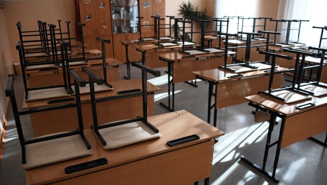 Учителей одной из школ в Крыму уволили из-за подпольного выпускного