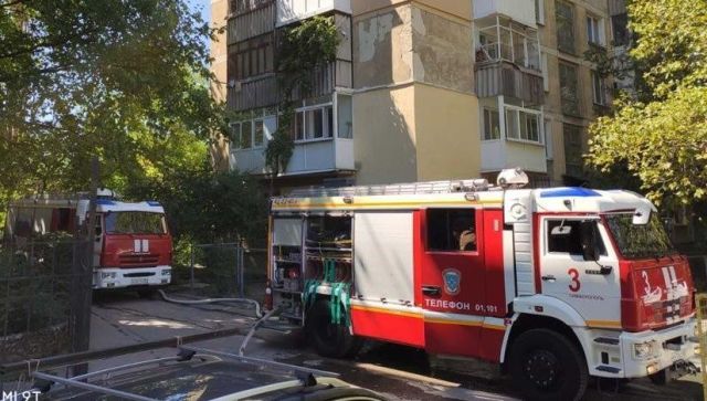 В Симферополе при пожаре в пятиэтажке пострадал человек - фото