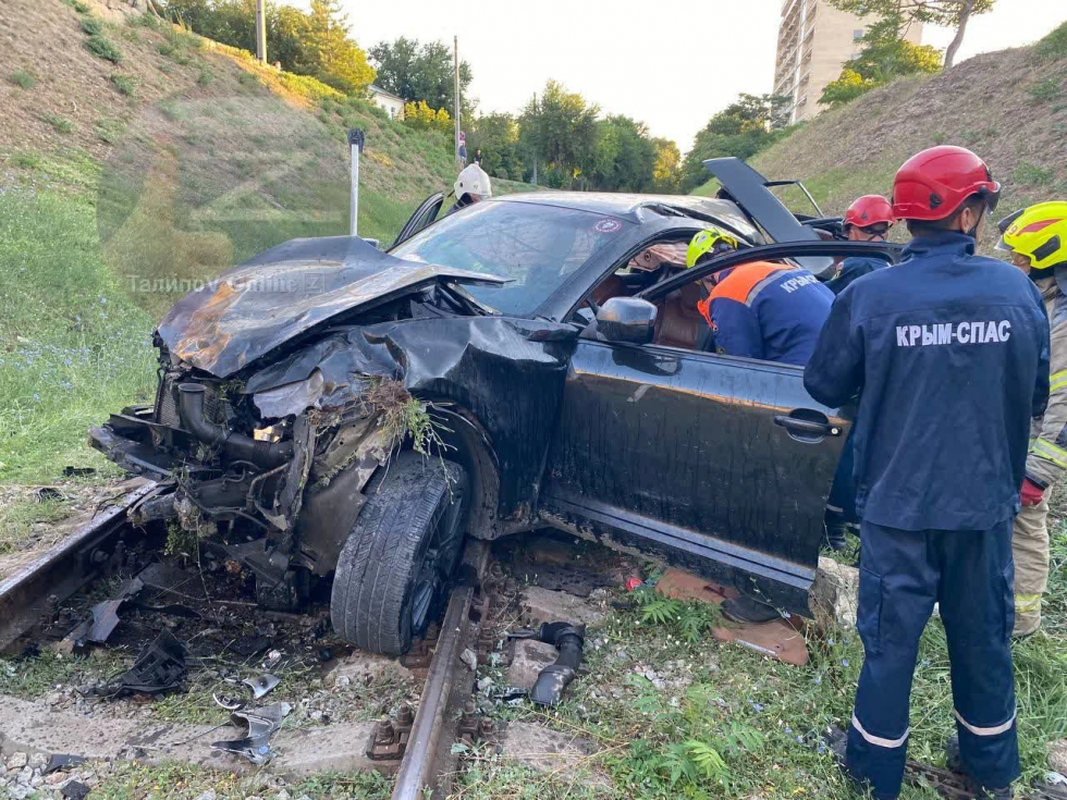 Автомобиль упал с моста в Феодосии – подробности