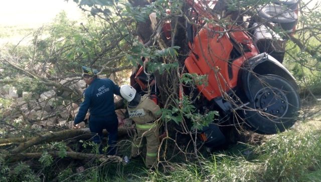 Под Симферополем КамАЗ врезался в дерево: водителя зажало в кабине