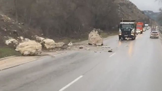 Фотофакт: камнепад блокировал полосу движения в Севастополе