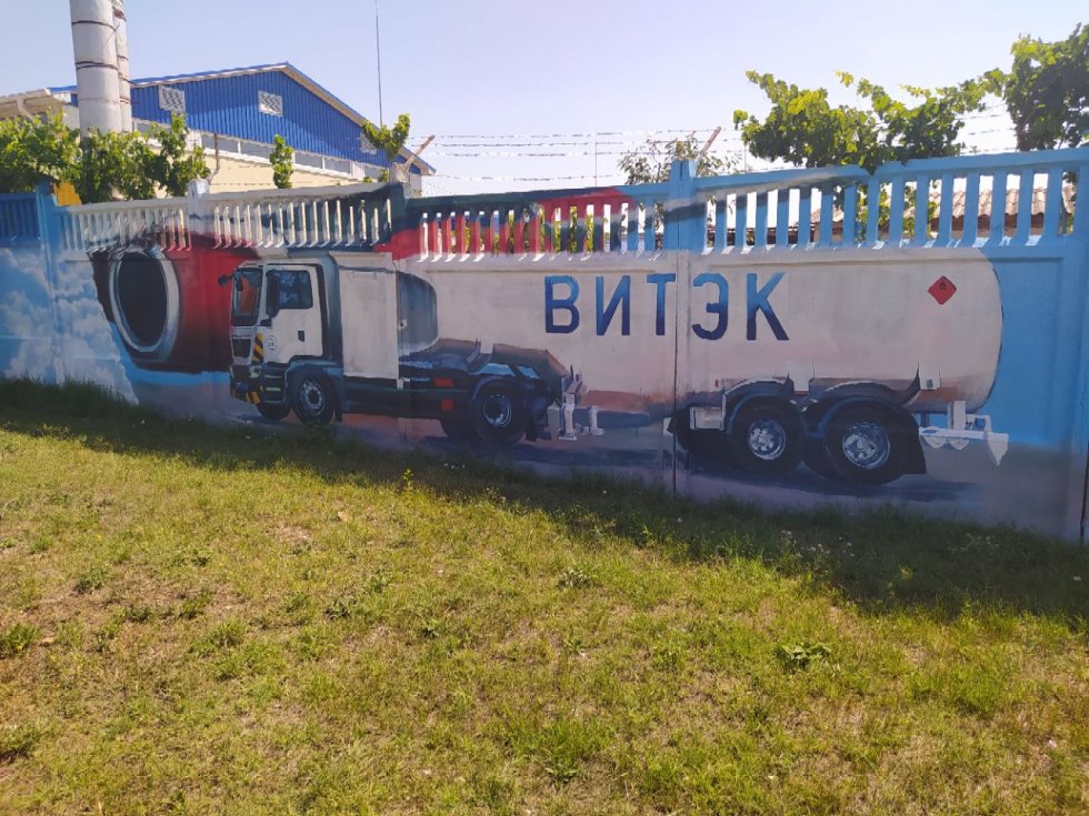 Забор топливного склада в аэропорту Симферополь украсило 270-метровое граффити с самолетами