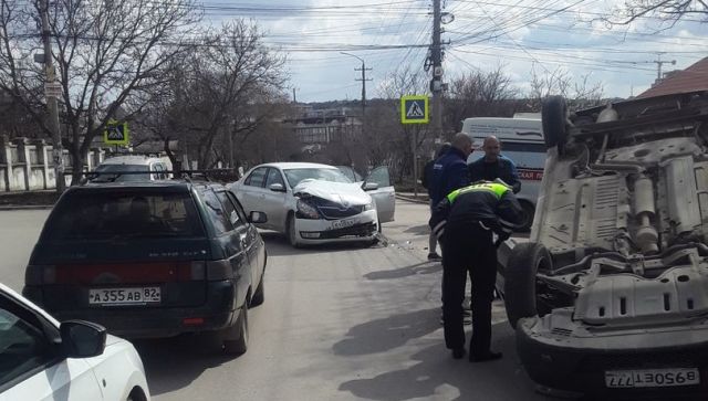 ДТП в Симферополе: «ВАЗ» от удара опрокинулся на крышу