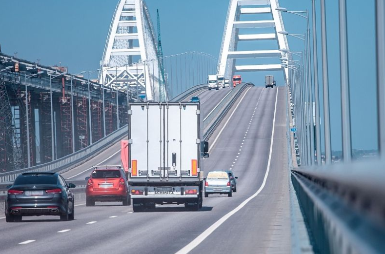 Движение автотранспорта по Крымском мосту открыто после 10-часового ремонта