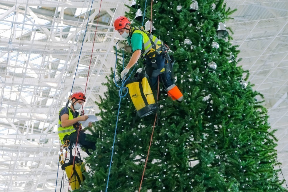 Промышленные альпинисты установили 12-метровую елку в аэропорту Симферополь