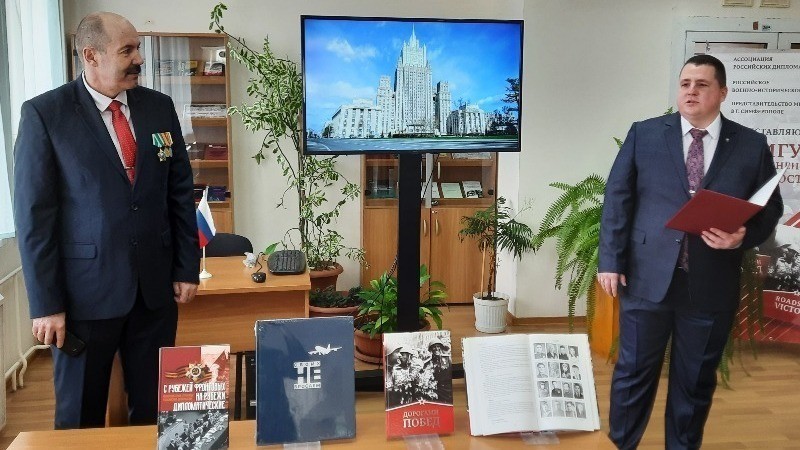 Минкульт РК: Сотрудники МИД РФ передали книги в дар Центральной библиотеке Крыма
