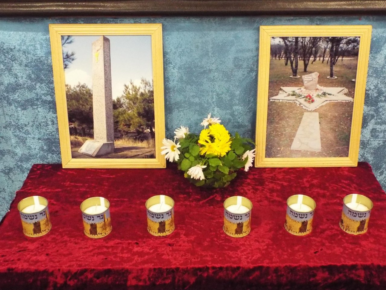 Цветы на братской могиле и свечи в память о жертвах холокоста