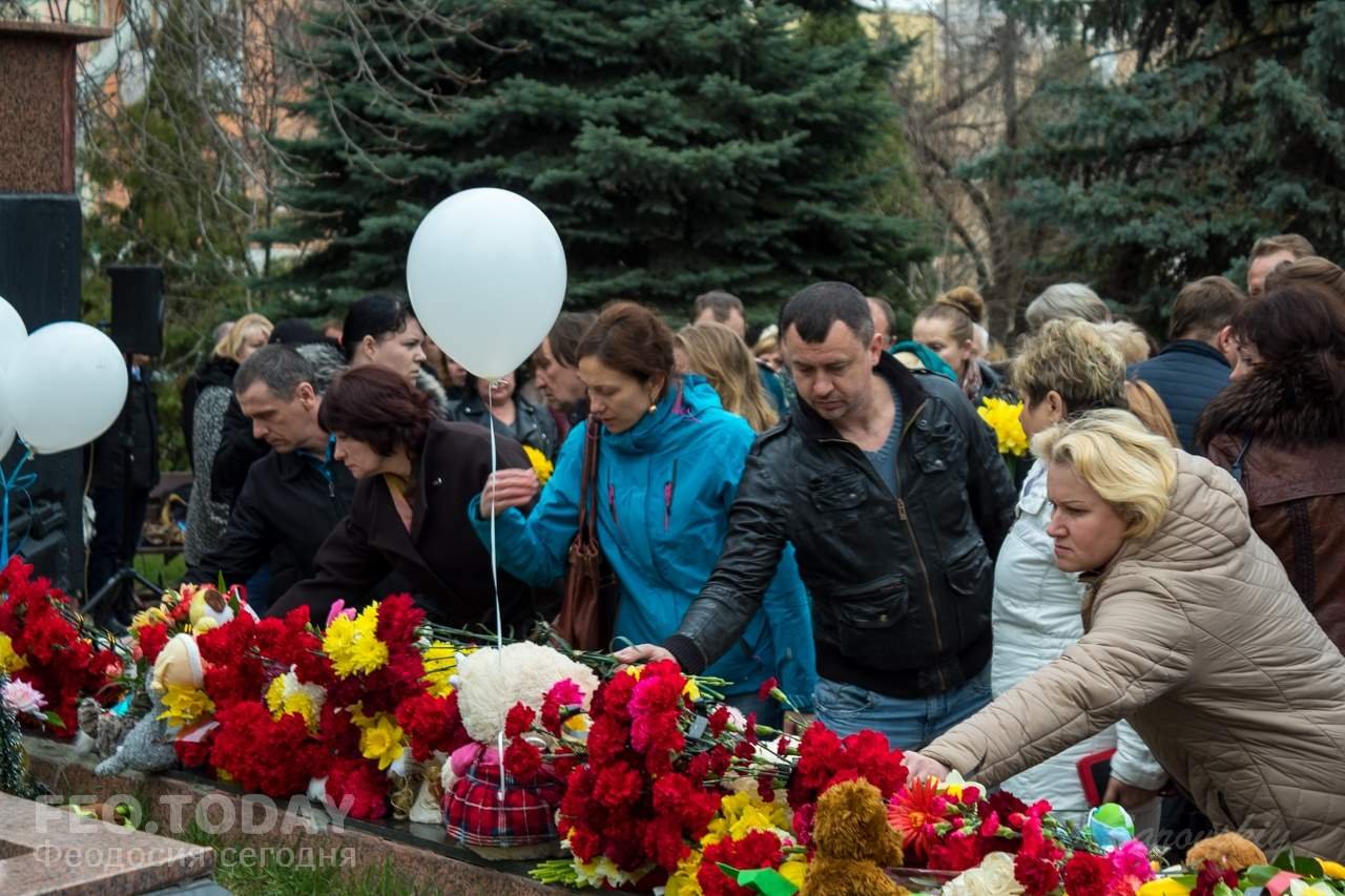В Феодосии почтили память жертв трагедии в Кемерове #7629