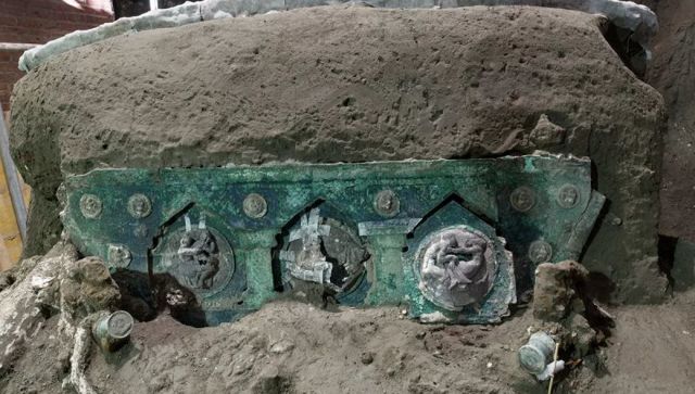 В Помпеях нашли практически полностью сохранившуюся колесницу - ФОТО